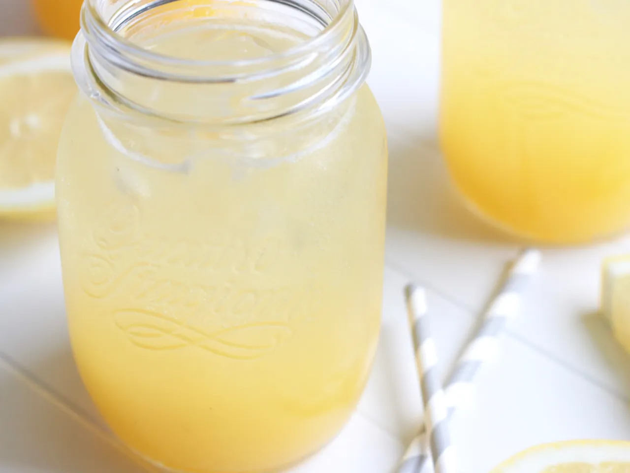 Mango Saft, Wasser, Mineralwasser